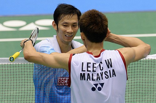 Tiến Minh (trái) và Lee Chong Wei sau trận bán kết Giải cầu lông Nhật mở rộng 2013.